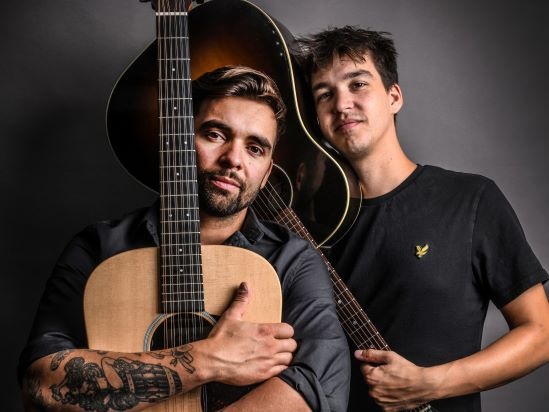 Het komt voor in de beste families, Mathias Vergels (Lowieke uit Thuis) en Manu Huylebroeck met gitaar, UPC KU Leuven, foto van Koen Bauters