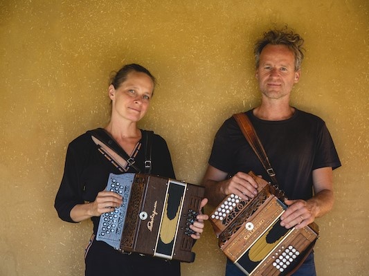 Foto van folkduo Naragonia, met Pascale Rubens en Toon Van Mierlo met accordeons